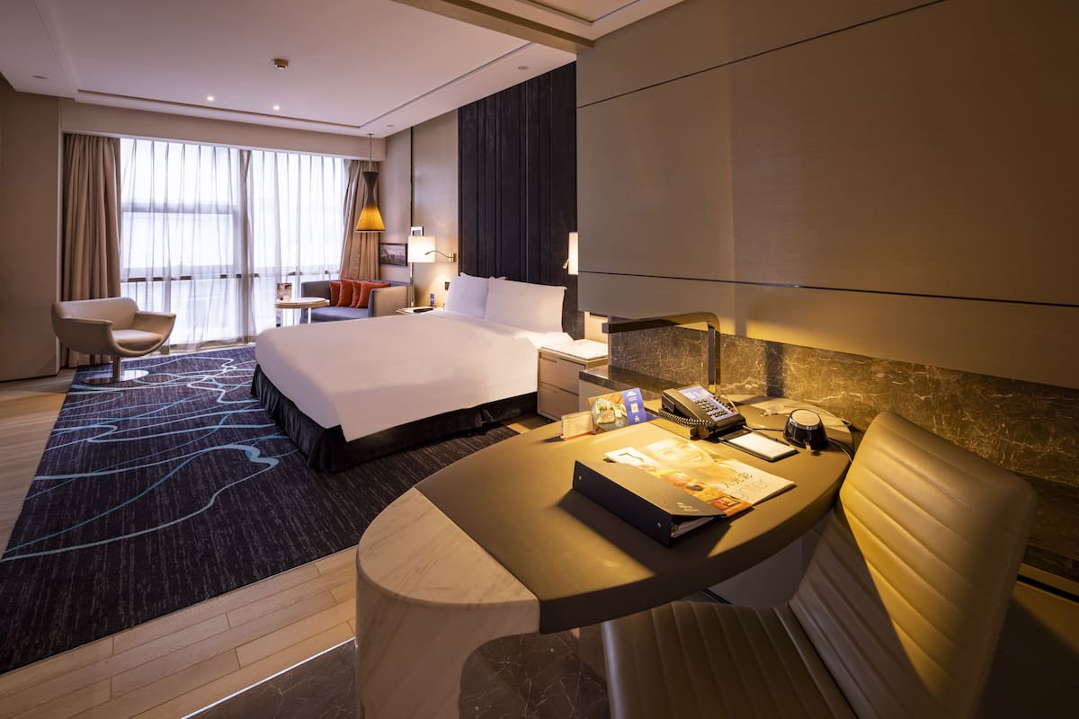Executive Room, 1 King Bed (High Floor) | Premium bedding, down duvets, minibar, in-room safe