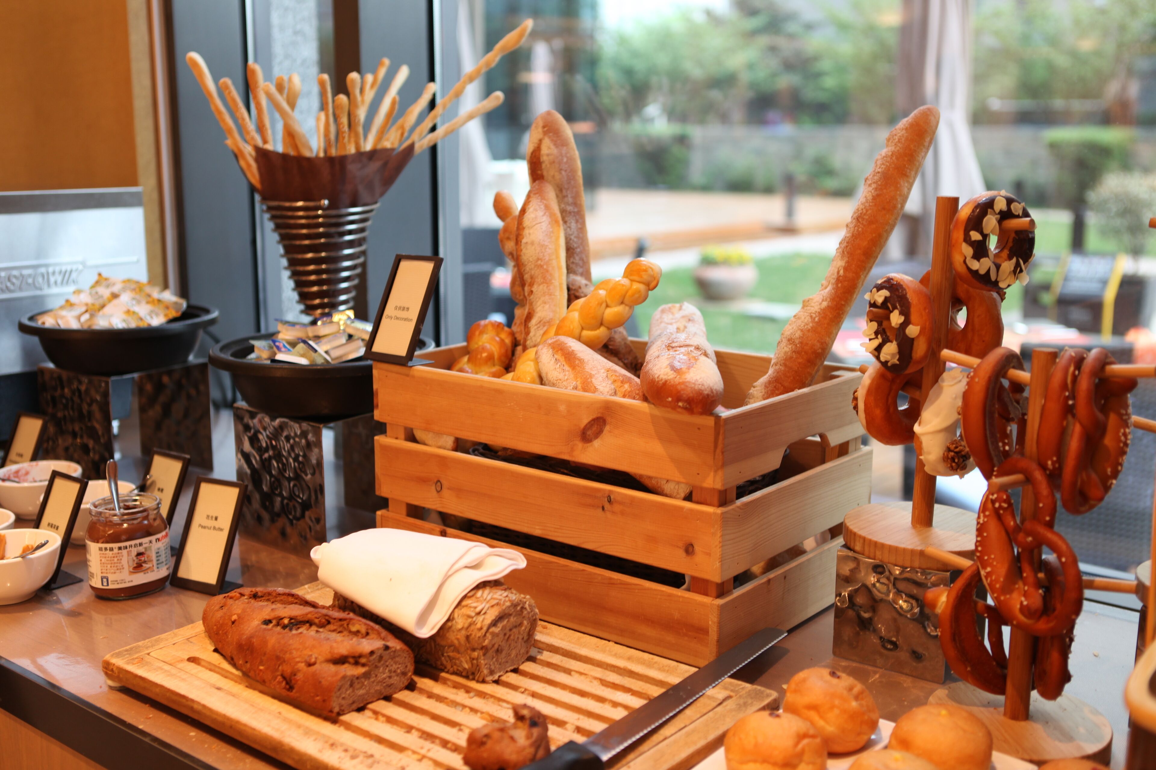 Daily buffet breakfast (CNY 148 per person)