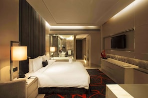 Sengetøy av topp kvalitet, dundyner, minibar og safe på rommet