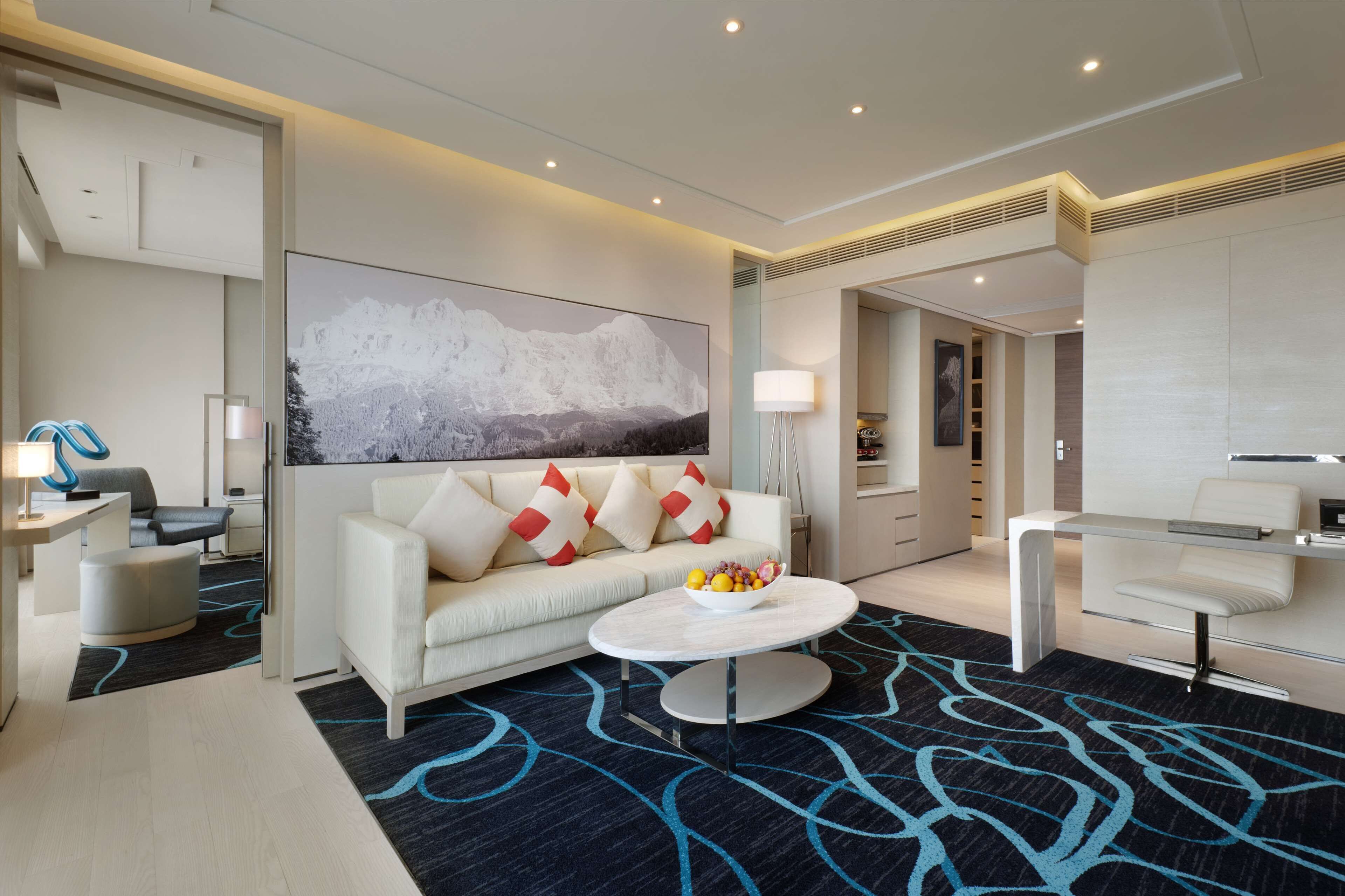 Suite, varias camas | Ropa de cama de alta calidad, edredón y minibar 