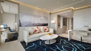 Suite, varias camas | Ropa de cama de alta calidad, edredón y minibar