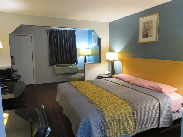 Chambre Simple, 1 très grand lit | Literie de qualité supérieure, matelas mémoire de forme, bureau