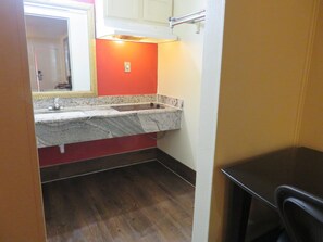 Deluxe-Doppelzimmer, 2 Queen-Betten, Kochnische | Eigene Küche | Kühlschrank, Mikrowelle