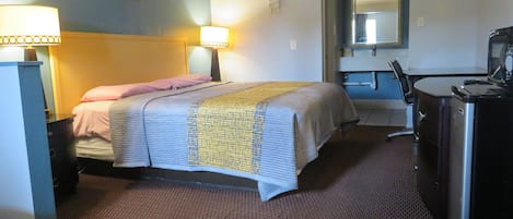 Eenvoudige eenpersoonskamer, 1 kingsize bed | Luxe beddengoed, bedden met traagschuimmatras, een bureau