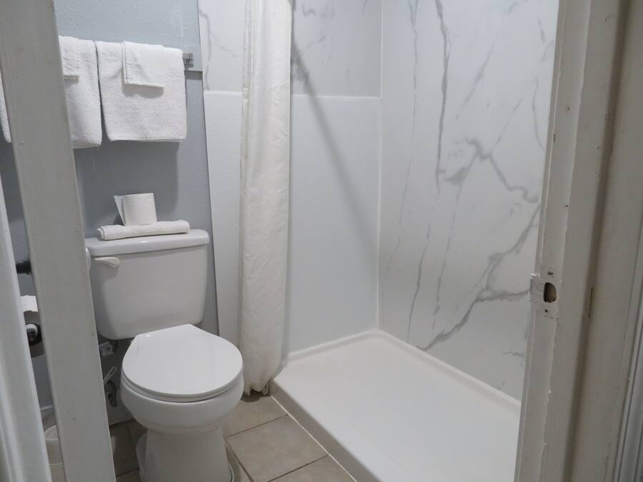 Basic Single Room, 1 King Bed | Bathroom | Combined shower/bathtub