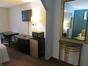 Chambre Simple, 1 très grand lit | Literie de qualité supérieure, matelas mémoire de forme, bureau