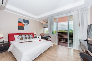 غرفة سوبيريور مزدوجة - غرفة نوم واحدة - منظر للمدينة | خزنة داخل الغرفة ومكتب ومساحة عمل للكمبيوتر المحمول وستائر تعتيم