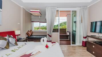 Habitación doble superior, 1 habitación, vista a la ciudad | Caja de seguridad en la habitación y escritorio