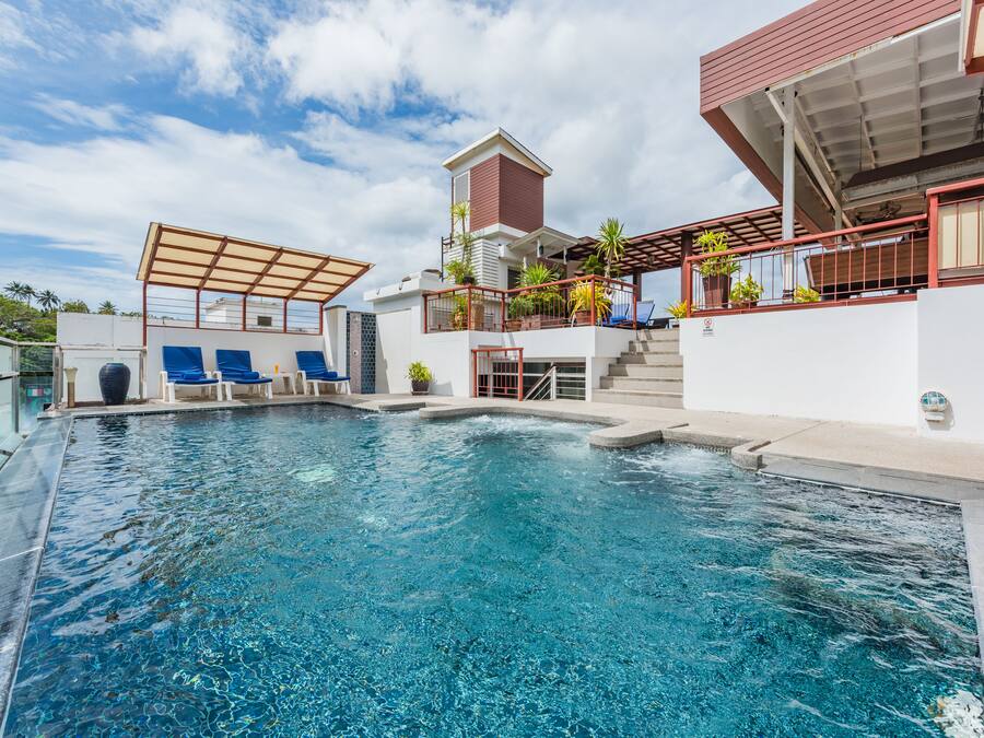Una piscina al aire libre, una piscina en la azotea