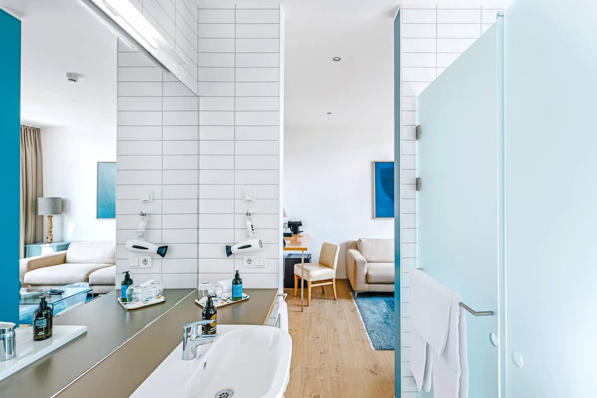 suite, 1 double bed | bathroom | shower, eco-friendly toiletries, hair dryer, towels