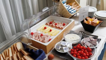 TĂ€gliches inbegriffenes FrĂŒhstĂŒcksbuffet