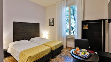 Camera Standard con 2 letti singoli | Minibar, una cassaforte in camera, tende oscuranti, Wi-Fi gratuito