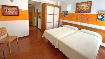 Escritorio, tabla de planchar con plancha, wifi gratis y ropa de cama