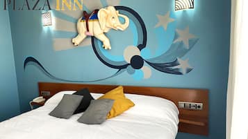 Escritorio, tabla de planchar con plancha, wifi gratis y ropa de cama