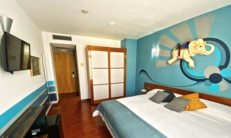 Escritorio, tabla de planchar con plancha, wifi gratis y ropa de cama 