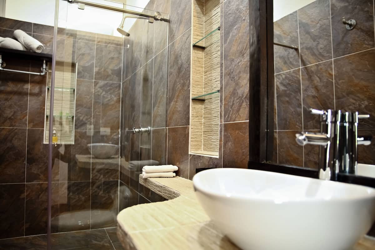 junior double room, 1 bedroom | bathroom | towels