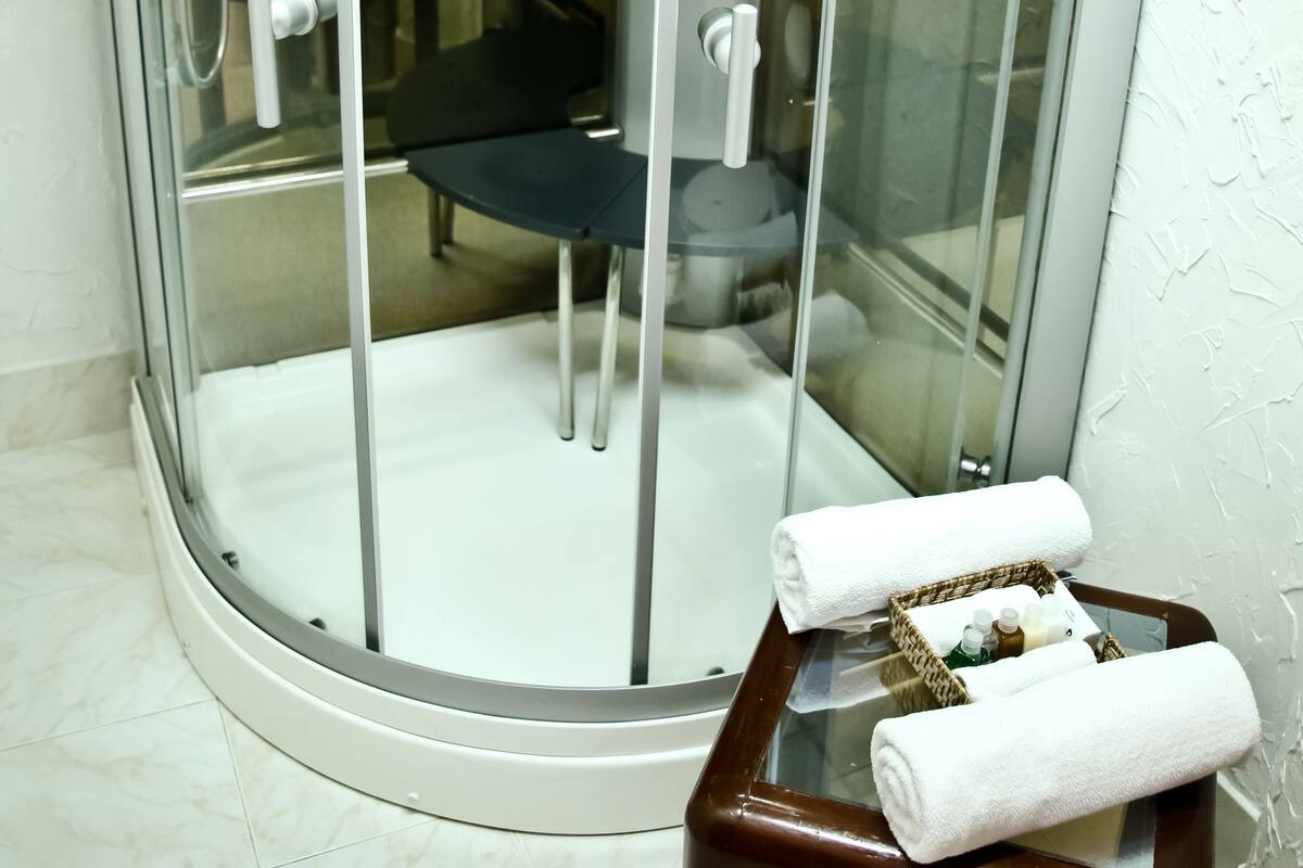 junior suite, 1 bedroom | bathroom | towels