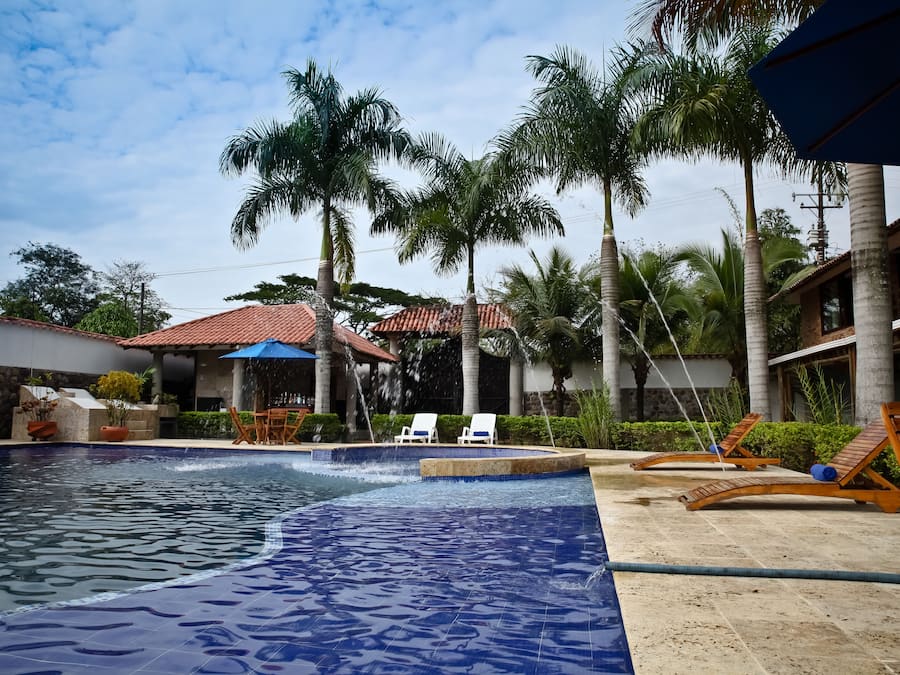Een buitenzwembad, parasols voor strand/zwembad