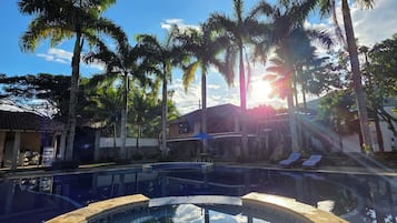Piscine extérieure, parasols de plage, chaises longues