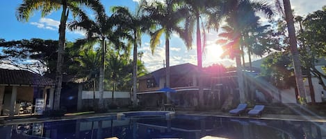 Außenpool, Sonnenschirme, Liegestühle