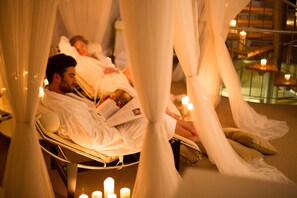 Salas de tratamiento para parejas, un sauna, una bañera de hidromasaje