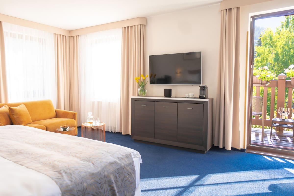 Habitación doble Deluxe, balcón | Minibar, caja de seguridad en la habitación y escritorio