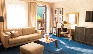 Junior Studio Suite | Minibar, in-room safe, individually decorated, individually furnished - Hotel Savoy (Spindleruv Mlyn)