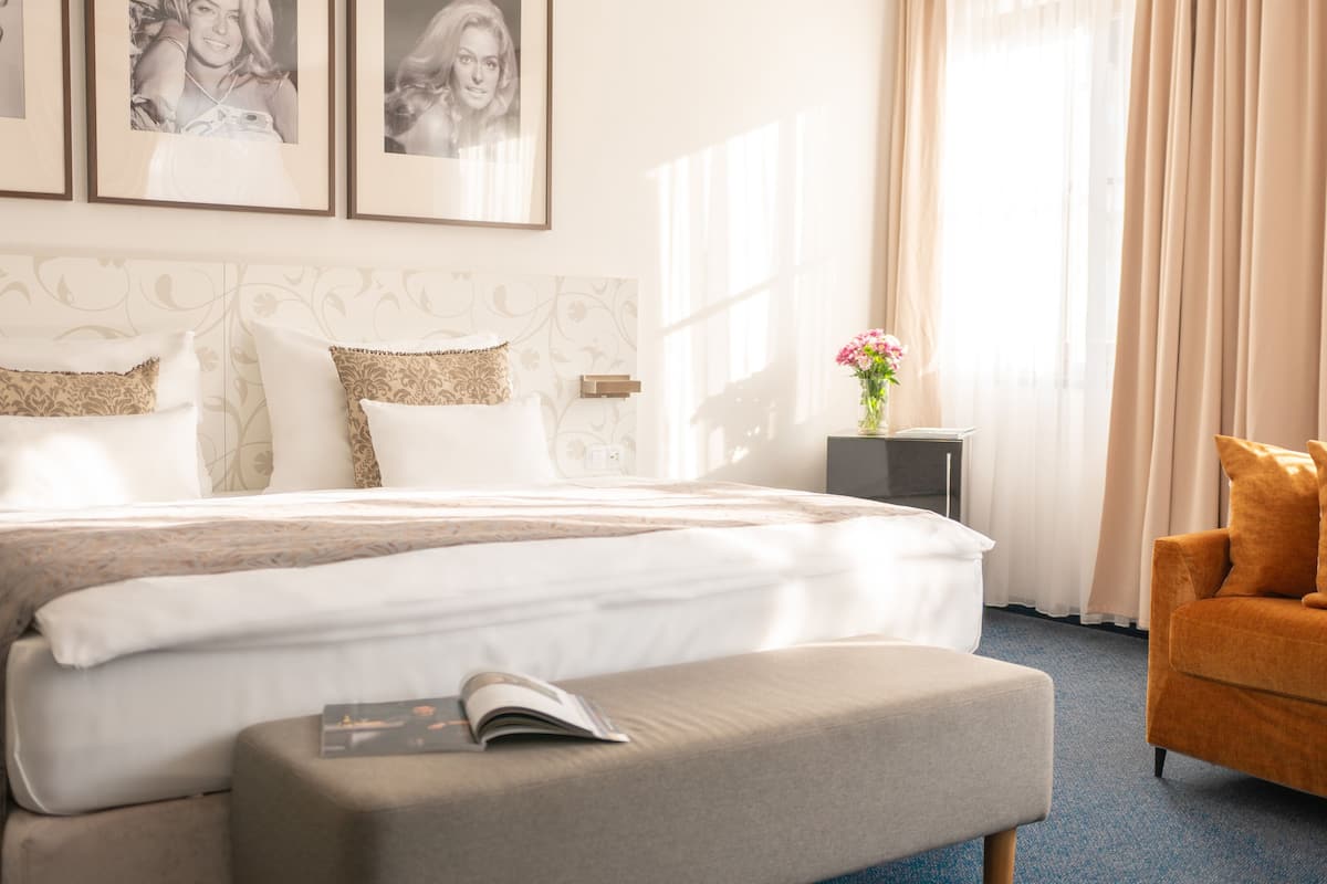 deluxe double room | minibar, in-room safe, individually decorated, individually furnished