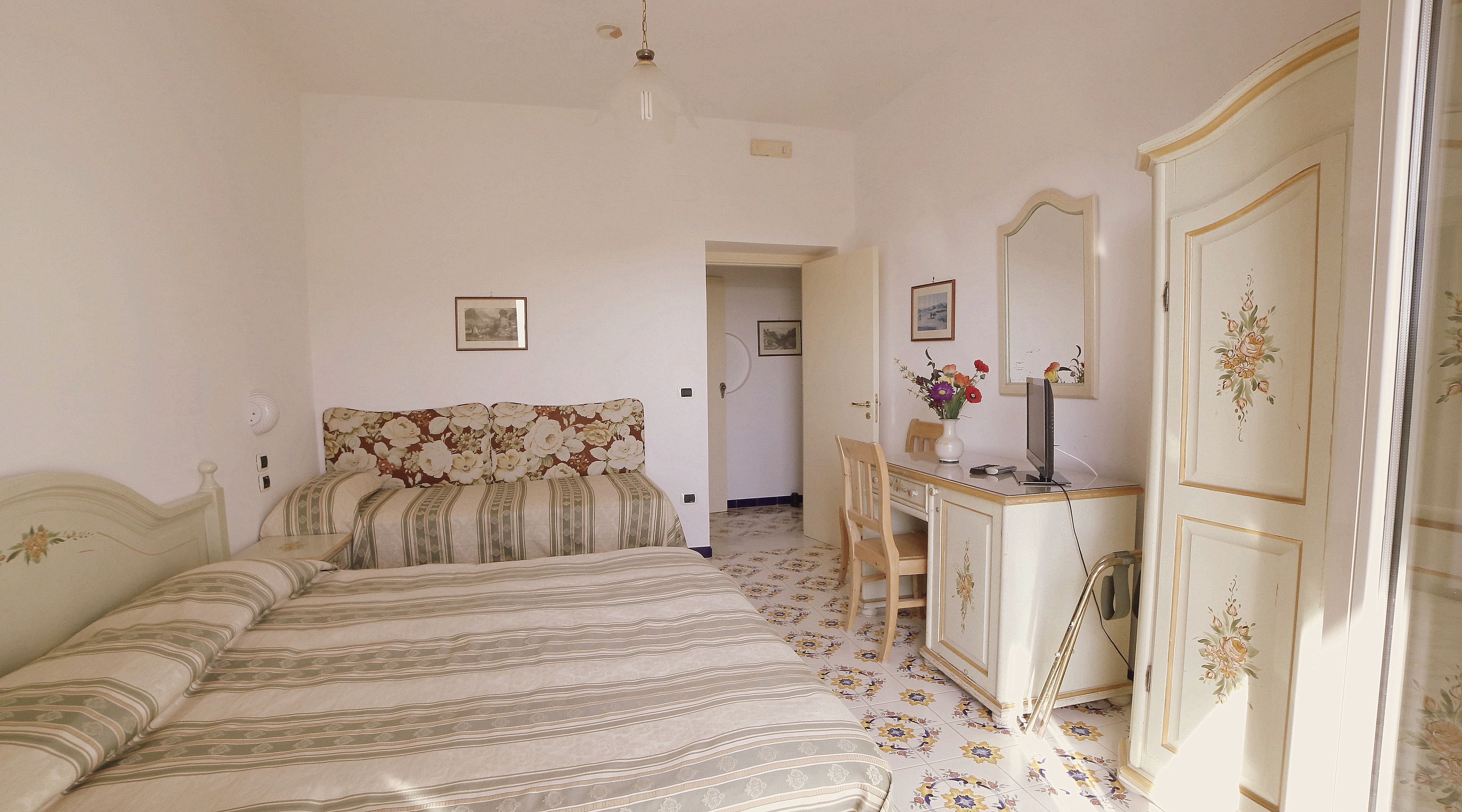 standard triple room | premium bedding, down duvets, pillow-top beds, minibar