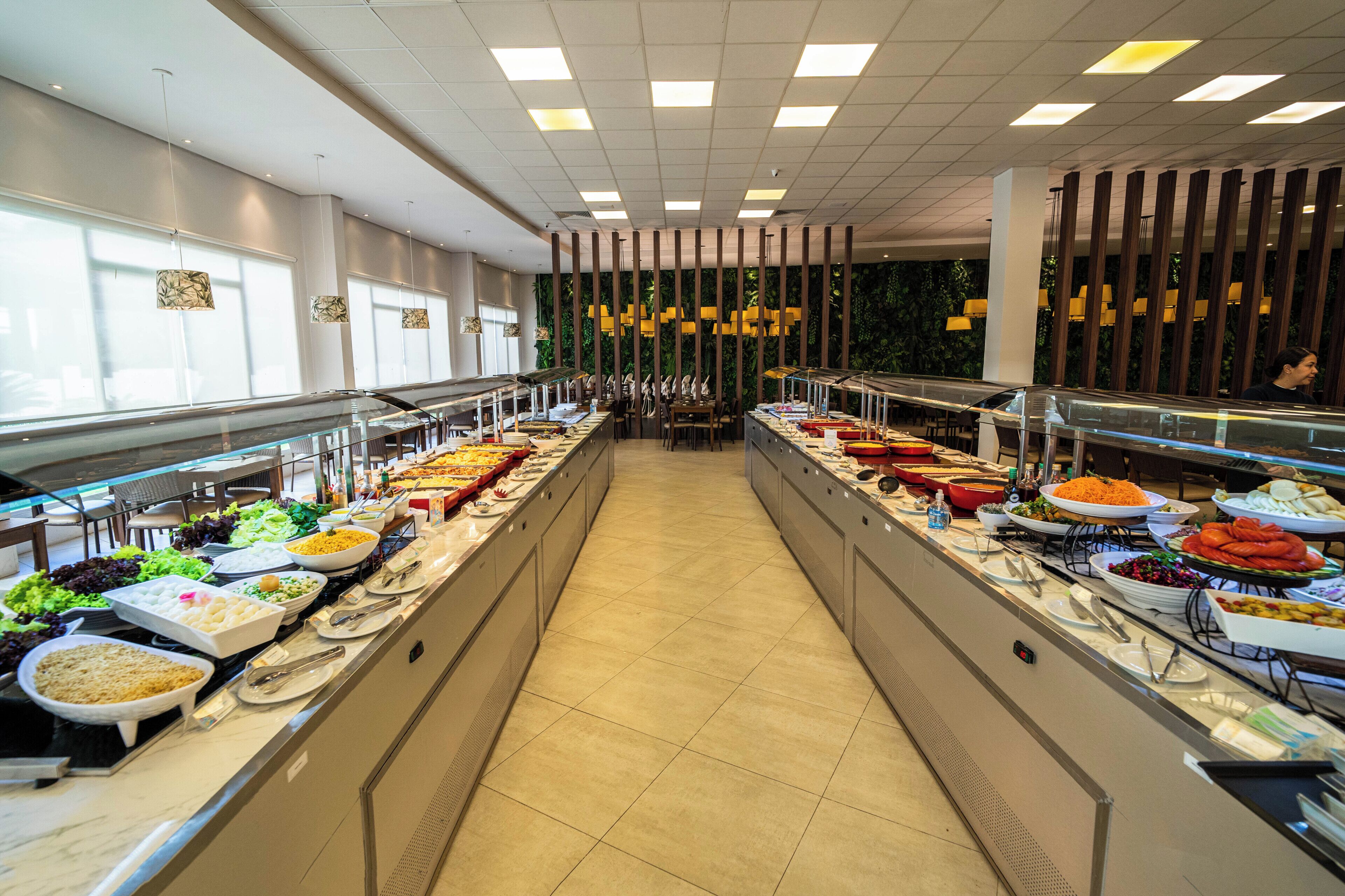Un buffet proposant une variété de plats, un sol carrelé et un aménagement intérieur moderne.