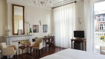 Deluxe Suite, Terrace (Van Gogh)