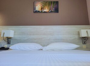 In-room safe, desk, soundproofing, iron/ironing board - Hôtel Les Châtaigniers (Privas)