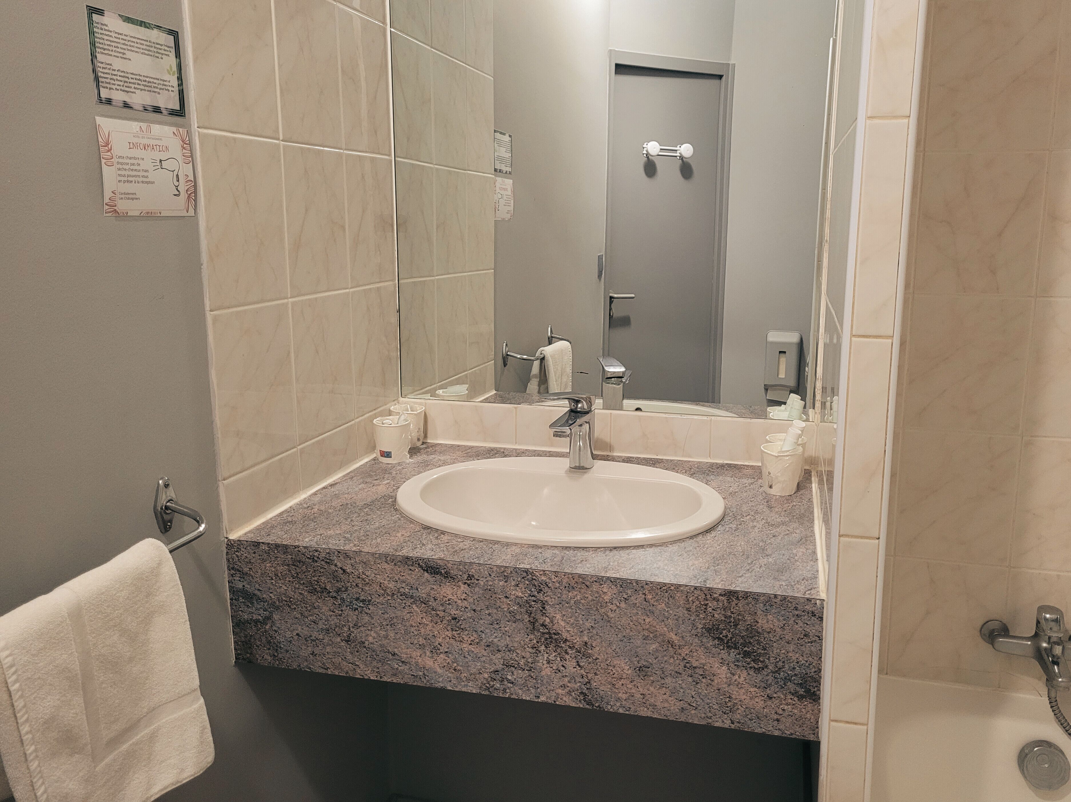 classique familiale | bathroom | hair dryer, towels