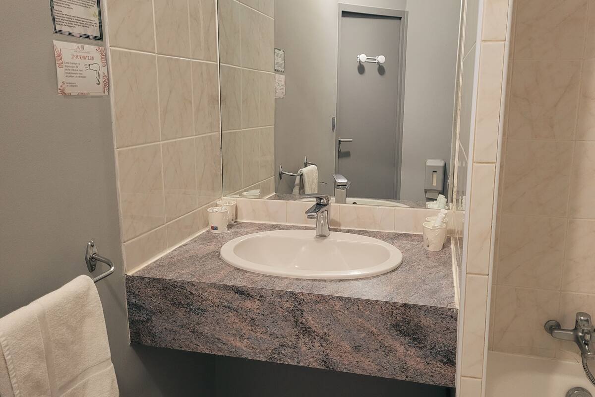 classique familiale | bathroom | hair dryer, towels