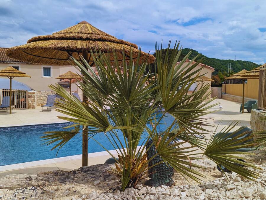 Piscina all'aperto, lettini