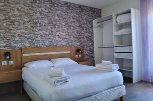 Caja de seguridad en la habitación y escritorio 