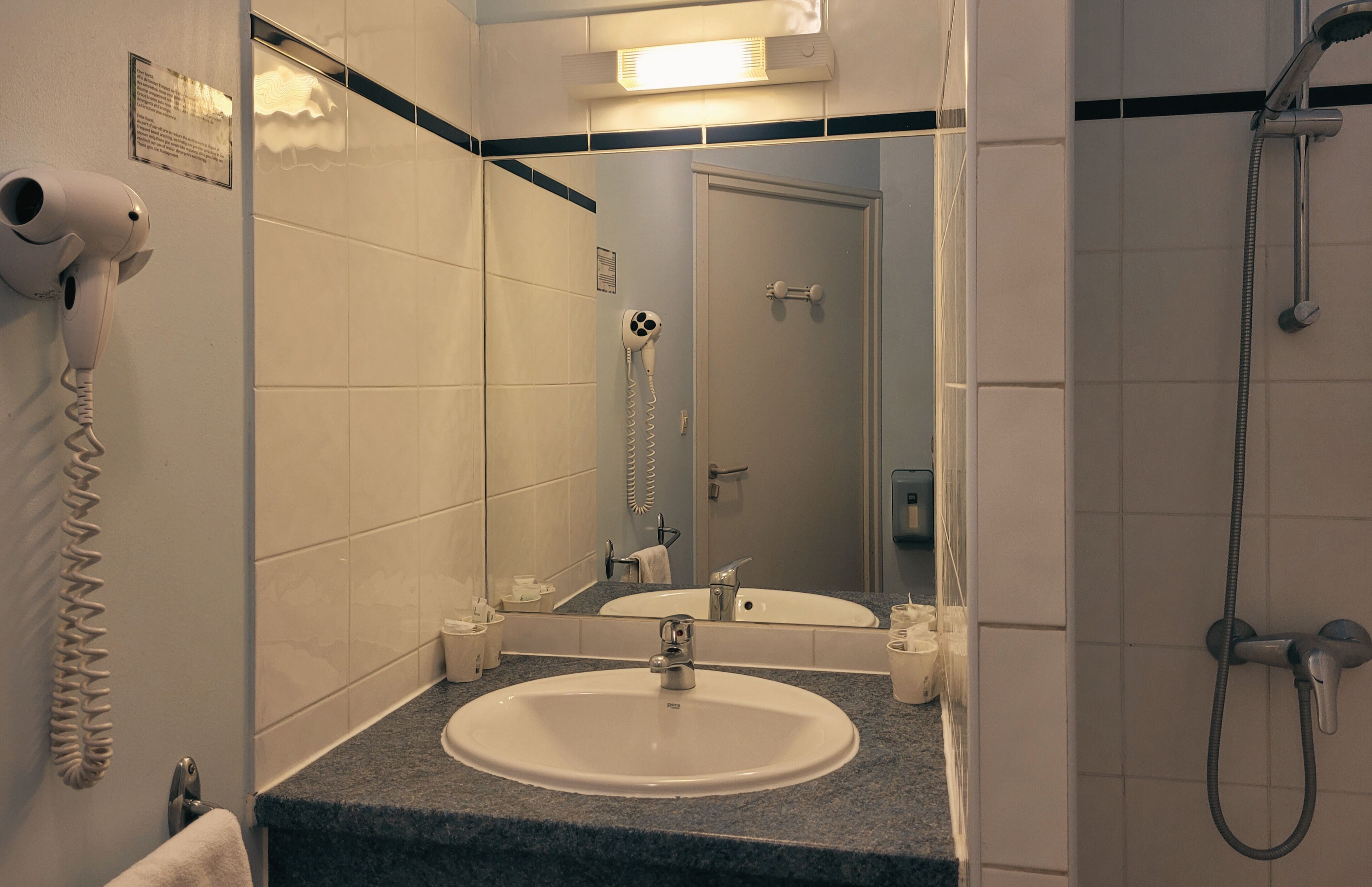 confort familiale superieure | bathroom | hair dryer, towels