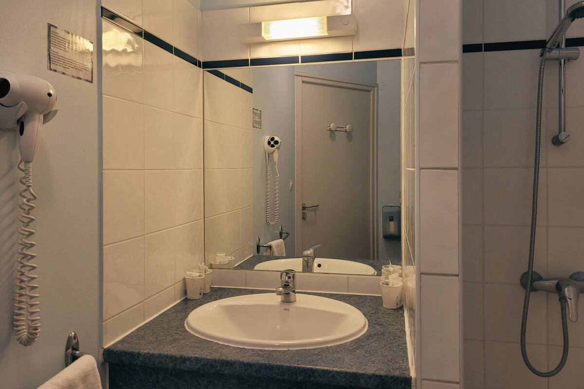 confort familiale superieure | bathroom | hair dryer, towels