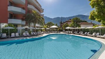 Outdoor pool, pool umbrellas, sun loungers