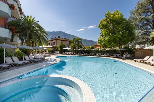 Outdoor pool, pool umbrellas, pool loungers - Palace Città (Arco)