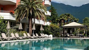Outdoor pool, pool umbrellas, sun loungers