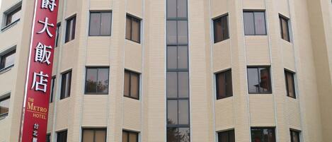 Vista frontal de la propiedad