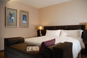 Pillowtop beds, in-room safe, individually decorated, desk - The Metro Hotel (Taipei)