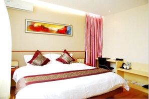 Minibar, caja de seguridad en la habitación y escritorio