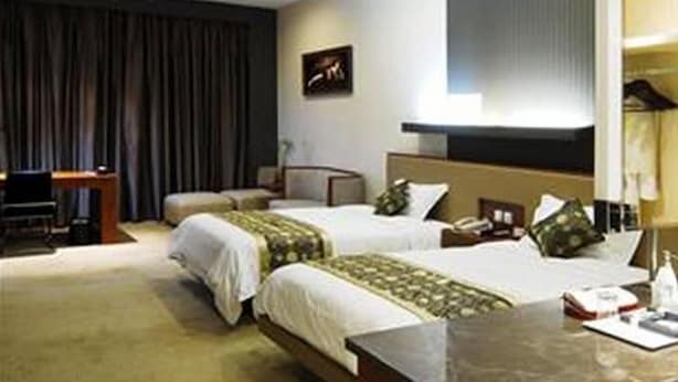 A hotel room with two beds, a desk, and a large mirror. - Days Hotel Insun Shanghai (Shanghai)