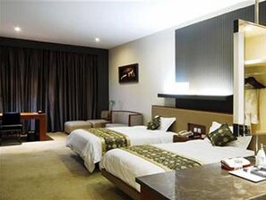 Deluxe Twin Room, 2 Twin Beds | Minibar, in-room safe, desk, rollaway beds - Days Hotel Insun Shanghai (Shanghai)
