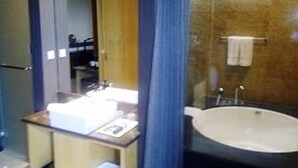 A bathroom with a sink, mirror, and bathtub. - Days Hotel Insun Shanghai (Shanghai)