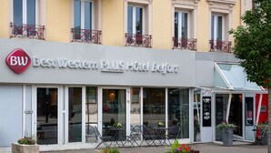 L’extérieur de l’hôtel Best Western PLUS Belfort, avec son espace extérieur aménagé et ses jardinières décoratives.