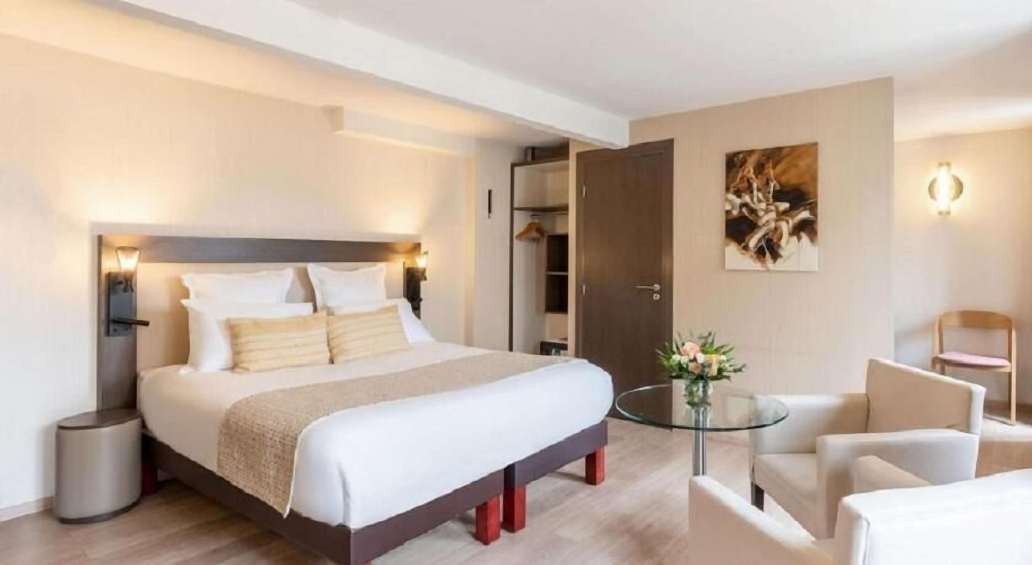 Camas con efecto memoria y caja de seguridad en la habitación 