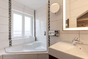 Ilmaiset hygieniatuotteet, hiustenkuivaaja, pyyhkeet